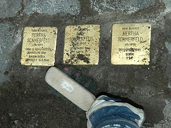 011_14673 - die Fugen der eingelassenen Stolpersteine werden geschlossen; ausfhrliche Infos ber die Arbeit von Gunter Demnig unter http://www.stolpersteine.com/