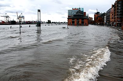 011_15101 -  bei starkem Nordweststurm und Flut wird das Wasser in die Elbe gedrckt und es kann eine Sturmflut entstehen - die tieferliegenden Hamburger Gebiete wie hier das Fischmarktgelnde werden berflutet.