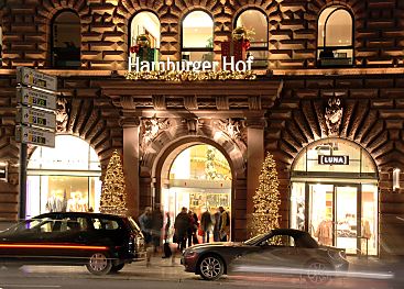 011_15271 - weihnachtlich geschmckter Eingang der Einkaufspassage Hamburger Hof am Jungfernstieg.