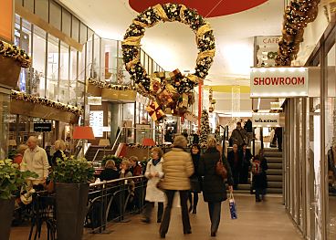 011_15275 - Caf und Passanten in der weihnachtlichen  Einkaufspassage Hamburger Hof. 