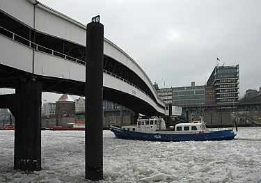 05_01811 - Ein Boot der Wasserschutzpolizei Hamburg fhrt unter der berseebrcke.