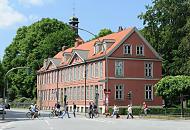 17546_4092 Historisches Reihenhaus, Backsteinfassade - erbaut 1797. Im Hintergrund der Kirchturm der Christianskirche. Fussg�nger und Fahrradfahrer �berqueren Fussg�nger�berweg an der Ampel der Klopstockstrasse. Die Klopstockstrasse wurde 1846 nach dem Dichter Friedrich Gottlieb Klopstock benannt. Der 1724 geborene und 1803 in Hamburg verstorbene Dichter ist vor der Christianskirche begraben; aus diesem Grund wird diese Kirche auch manchmal Klopstockkirche genannt..