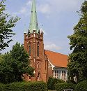11_17538 Frontansicht der St. Nikolaikirche in Moorfleet - der neugotische Kirchturm ist mit Kupfer gedeckt, das Fachwerk vom Kirchenschiff ist weiss gestrichen. 