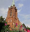 11_17539 der Ziegelturm der St. Nikolaikirche ist mit neugotischen Fenstern versehen - unter dem Kupferdach befindet sich an jeder Seite eine Turmuhr.
