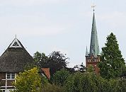 11_17541 links ein strohgedecktes Bauernhaus inmitten von Bumen, rechts der neogotische Turm der Moorfleeter St. Nikolaikirche mit seiner weit sichtbaren Wetterfahne und der Turmuhr. 
