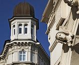 11_18982 Erkerturm mit kleiner Kuppel auf einem historischen Gebude in den Hamburger Colonnaden. An den Bgen der Arkaden zeigen Stuckdekore mnnliche und weibliche Kpfe. Blauer Himmel ber Hamburg  www.bildarchiv-hamburg.de