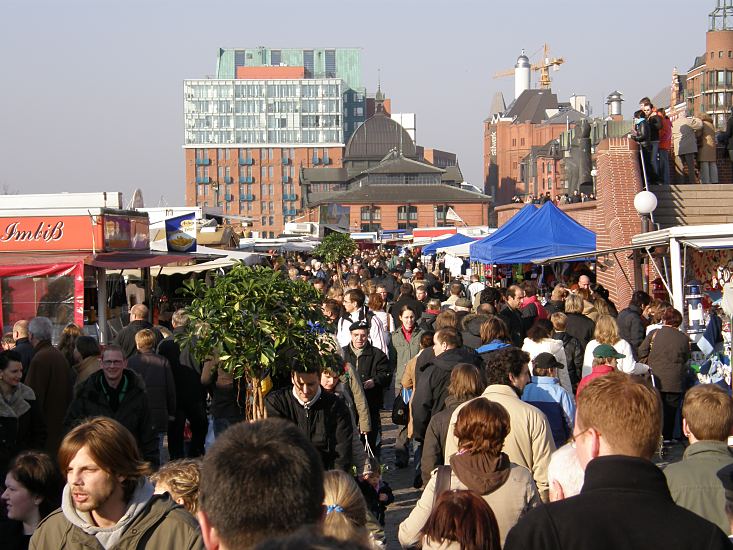 Fotos Hamburger Touristenattraktionen Fischmarkt Altona - St. Pauli Fischmarkt. 33_47900 Jeden Sonntag findet der Hamburger Fischmarkt von 05:00 - 09:30 Uhr (im Winter 01.10. - 31.03.: 07:00 - 9:30 Uhr) statt. Besucher tragen gegen Ende der Marktzeit grosse Grnpflanzen nach Hause - Hollndische Pflanzenhndler verkaufen die Palmen direkt aus dem Lastwagen. www.fotos- hamburg.de