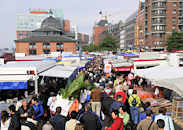 33_47901 Blick über den Altonaer Fischmarkt Richtung Fischauktionshalle und Gebäuden in der Großen Elbstraße. Dicht gedrängt gehen die Marktbesucher zwischen den Marktständen über den Sonntagsmarkt.