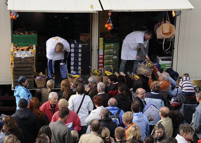 Hamburg Fotografien -  Bilder der Sehenswrdigkeiten Hamburg - Fischmarkt.33_47902 Marktverkufer verkaufen auf dem Hamburger Fischmarkt ihr Obst aus der Ladeflche ihres Lastwagens heraus. Basttaschen werden mit den unterschiedlichen Obstsorten gefllt und zu gnstigen Preisen verkauft. Die Marktbesucher drngen sich an der Verkaufsflche, um ein Schnppchen zu machen.  www.fotos-hamburg.de