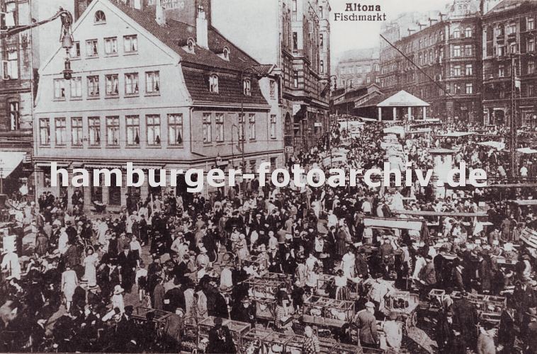 historische Hamburg Fotografien -  Bilder aus dem alten Hamburg - Fischmarkt Altona  33_47903 alte Aufnahme vom Fischmarkt Altona ca. 1910; im Vordergrund Kfige mit Enten, Tauben und Hhnern, die auf dem Markt zum Verkauf angeboten werden. www.hamburger-fotoarchiv.de