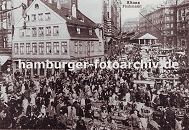 33_47903 alte Aufnahme vom Fischmarkt Altona ca. 1910; im Vordergrund Käfige mit Enten, Tauben und Hühnern, die auf dem Markt zum Verkauf angeboten werden. www.hamburger-fotoarchiv.de