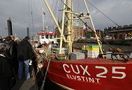 33_47905 Am Anleger Altonaer Fischmarkt hat der Cuxhavener Fischkutter ELVSTINT am Sonntag Morgen fest gemacht. Direkt vom Kutter verkauft die Besatzung die frisch gefangenen Fische auf dem Fischmartk an ihre Kunden.  www.fotos-hamburg.de