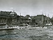 33_47907 Fischkutter liegen am Anleger vor der Altonaer Fischauktionshalle - rechts das Khlhaus, in dem der Fang bis zum Weitertransport gekhlt wird. Dahinter verluft die Grenze von Altona und Hamburg; ganz rechts ist die Fischauktionshalle von Hamburg - St.  Pauli zu erkennen.   www.hamburger-fotoarchiv.de