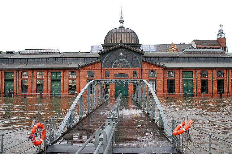 Hamburg Bilder vom Hochwasser bei der Fischauktionshalle, Fischmarkt Altona / St. Pauli  33_47908 Hamburg Hochwassser bei der Fischauktionshalle, der Wasserstand bersteigt die Kaimauer am Altonaer Anleger. Zwischen der Wassertreppe ist die Gischt der Wellen zu erkennen. Zwei Rettungsringe hngen links und rechts der eisernen Treppenanlage an der Elbe.   www.fotos-hamburg.de