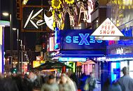 34_41200 Auf der Reeperbahn drngen sich Nachts die Menschen auf dem Brgersteig - Touristen bummeln ber die Hamburger Sehenswrdigkeit, junge Menschen sind auf den Weg in die Disko oder einen der vielen Hamburger Musikclubs. Andere sind auf den Weg in eines der Theater die sich in dem Hamburger Vergngungsviertel befinden. Die Reeperbahn ist die zentrale Strasse St. Paulis. Hier finden sich neben Bars, Restaurants und Hotels auch Sexclubs und Theater. Die Strasse hat ihren Namen von den Seilmachern / Reepschlgern, die ihr Handwerk ab 1633 in dem Bereich der jetzigen Reeperbahn ausgebt haben.