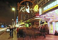 34_41202 Vor dem Caf Keese drngen sich die Menschen auf der Reeperbahn, die Buchstaben der Schriften und Werbetafeln an den Hausfassaden leuchten grell in den Nachthimmel Hamburgs. Auf der Strae herrscht dichter Autoverkehr. Auf der zentralen Strae des Vergngungsviertels von St. Pauli befinden sich neben Bars, Restaurants und Hotels auch Sexclubs und Theater. Die Strasse hat ihren Namen von den Seilmachern / Reepschlgern, die ihr Handwerk ab 1633 in dem Bereich der jetzigen Reeperbahn ausgebt haben.