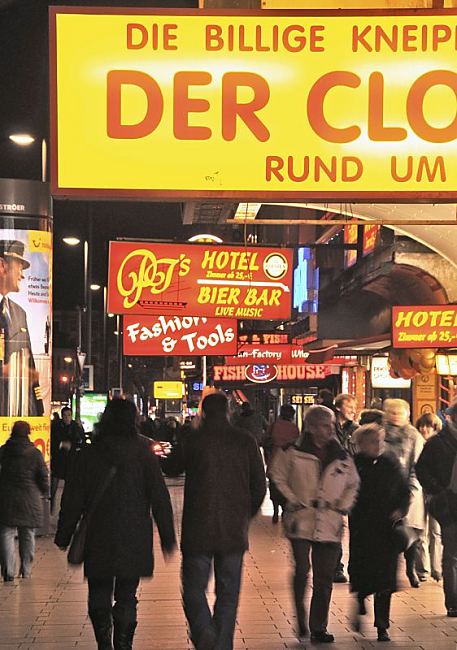 Hamburg-Fotografien der Sehenswrdigkeiten. Passanten auf der Reeperbahn; Kietz von Hamburg - St. Pauli. 34_41204 Die Reeperbahn bei Nacht ist einer der Ausflugstipps fr Hamburgtouristen. Die Sndige Meile Hamburgs ist der Ausgangs- punkt fr den Besuch des Hamburger Rotlichtviertels.