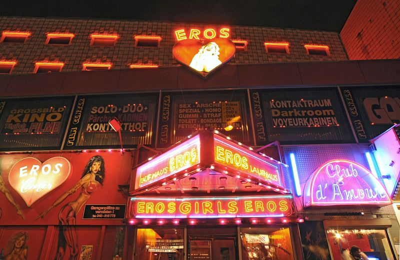 Fotos aus Hamburg - Bezirk Mitte; Stadtteil St. Pauli / Reeperbahn. Eros- Laufhaus an der Reeperbahn in Hamburgs Vergngungsviertel - Leuchtreklame. 34_41207_3978 Leuchtreklame vom EROS Laufhaus auf der Reeperbahn - ein weiteres Schild wirbt fr den Club d' amour.