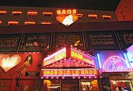 34_41207_3978 Leuchtreklame vom EROS Laufhaus auf der Reeperbahn - ein weiteres Schild wirbt fr den Club d' amour.