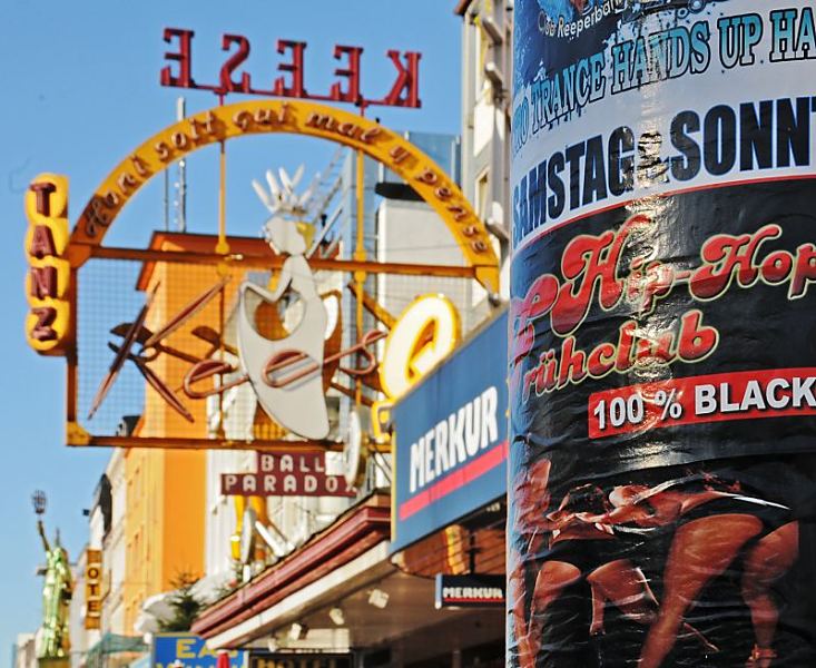 Hamburg-Fotos aus den Stadtteilen: St. Pauli / Reeperbahn. Werbung auf der Reeperbahn bei Tageslicht. 34_41211 Werbung auf der Reeperbahn - an der Fassade steht das Motto vom Caf Keese: "Honi soit qui mal y pense" - "Ein Schelm, wer Bses dabei denkt".  