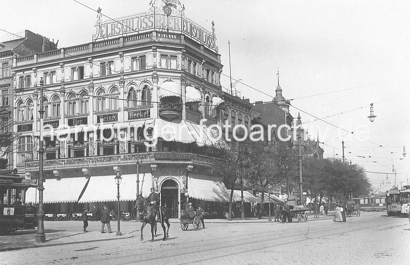 Alte Hamburg-Fotografien - historische Ansicht der Reeperbahn auf St. Pauli; ca. 1910. Prunkvolle Architektur mit Stuckdekoration - Elbschloss Bier Heinrich Heckel.  34_41214 Ein Polizist mit Pickelhaube reitet mit seinem Pferd ber das Straenpflaster der Hamburger Reeperbahn. Pferdefuhrwerke mit Kutscher transportieren ihre Ladung durch St. Pauli. Ein Mann mit Melone transportiert eine kleine Kommode auf einer Schottschen Karre. Die Straenbahnlinie 25 fhrt auf der Reeperbahn Richtung Altona und Sderstrae whrend die Linie 25 Richtung Mittelweg die Reeperbahn gerade kreuzt. Das Bierhaus Heckel trgt auf dem Dach die Werbung fr Elbschloss-Bier.