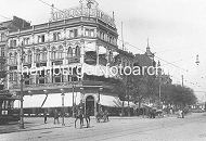 34_41214 Ein Polizist mit Pickelhaube reitet mit seinem Pferd ber das Straenpflaster der Hamburger Reeperbahn. Pferdefuhrwerke mit Kutscher transportieren ihre Ladung durch St. Pauli. Ein Mann mit Melone transportiert eine kleine Kommode auf einer Schottschen Karre. Die Straenbahnlinie 25 fhrt auf der Reeperbahn Richtung Altona und Sderstrae whrend die Linie 25 Richtung Mittelweg die Reeperbahn gerade kreuzt. Das Bierhaus Heckel trgt auf dem Dach die Werbung fr Elbschloss-Bier.