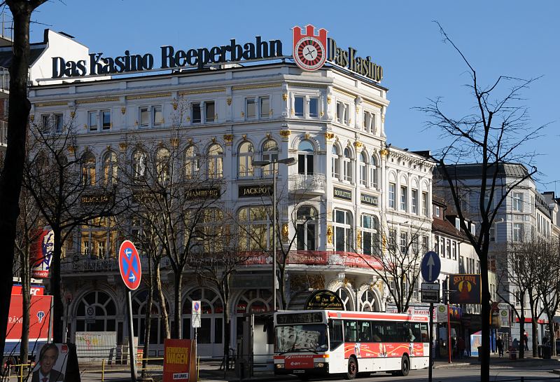 Hamburg Bilder aus HH-Mitte; Sehenswrdigkeiten im Stadtteil St. Pauli. Historische Grnderzeit Architektur mit vergoldeten Stuckelementen an der Reeperbahn. 34_41215 In dem weien punkvollen Hamburger Grnderzeitgebude hat das Kasino Reeperbahn seinen Sitz. Die Stuckverzierungen und Figuren an den Fenstern des weien mehrstckigen Bauwerks sind vergoldet. Ein Bus der HVV fhrt ber die Reeperbahn Richtung Altona.