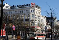 34_41215 In dem weien punkvollen Hamburger Grnderzeitgebude hat das Kasino Reeperbahn seinen Sitz. Die Stuckverzierungen und Figuren an den Fenstern des weien mehrstckigen Bauwerks sind vergoldet. Ein Bus der HVV fhrt ber die Reeperbahn Richtung Altona.
