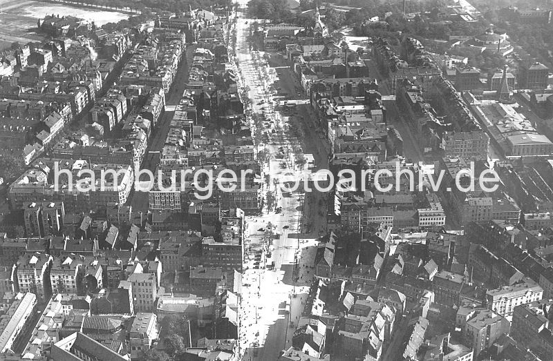 Historische Luftaufnahme von Hamburg - Blick auf die Reeperbahn + St. Pauli ca. 1932 - Luftbild von Hamburg St. Pauli - Reeperbahn und Nebenstraen / Davidstrae + Spielbudenplatz. 34_41221 Blick ber das historische St. Pauli - in der Mitte verluft senkrecht die Reeperbahn; im Hintergrund liegt der Millerntorplatz. In der Bildmitte mndet rechts die Davidstrae mit dem dahinter liegenden Spielbudenplatz und rechts die Hein-Hoyer-Stra. Parallel zur Reeperbahn verluft rechts Kastanienallee und links die Seilerstrae.