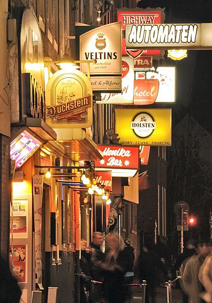 Hamburg-Motive vom Stadtteil St. Pauli. Bilder vom Nachleben in St. Pauli - Schilder von Bars, Kneipen. 34_41222 Beleuchtete Schilder an den Fassaden der Grossen Freiheit machen Werbung fr unterschiedliche Biersorten, Bars und Hotels.