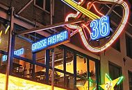 34_41223 Eingang des Veranstaltungszentrums Grosse Freiheit 36 - und die beleuchteten Fenster des Galeriecafés. An der Fassade des Musikclubs leuchtet eine aus Neonröhren geformte Gitarre. 