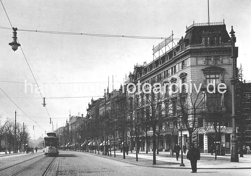 Alte Hamburg-Motive vom Stadtteil St. Pauli - Kopfsteinpflaster auf der Reeperbahn. Historische Grnderhauszeile - Hammonia Hotel + Caf, Straenbahn; ca. 1910.  34_41224 Eine Straenbahn fhrt auf der Reeperbahn Richtung Altona - bis auf zwei Pferdewagen ist die Kopfsteinpflaster-Strae leer. Einige Fugnger gehen auf dem breiten Brgersteig vor den mehrstckigen Wohnhusern und Geschftsgebuden, die im Baustil der Grnderzeitarchitektur reich dekorierte Fassaden aufweisen. Rechts das Hammonia Hotel - im Parterre liegt das Caf Hammonia, davor ein Zeitungsstand.