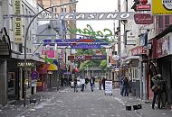 34_41225_6939 Der Morgen ist im Hamburger Vergngungsviertel St. Pauli angebrochen. Die Leuchtreklamen sind in der Groen Freiheit ausgeschaltet. Nur noch einzelne Passanten gehen ber die Vergngungsmeile. Der Boden der Strae ist mit leeren Plastikbechern und Mll bedeckt.