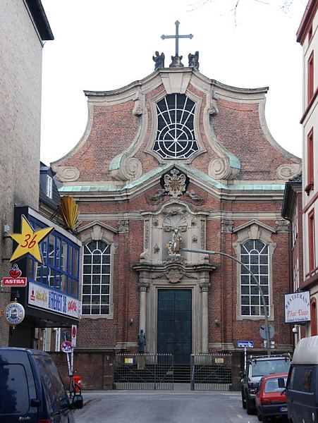 Hamburgbilder vom Stadtteil St. Pauli, Groe Freiheit. Hamburger St. Josephs Kirche in der Groen Freiheit.  34_41227 Blick auf die katholische St. Josephskirche in der Groen Freiheit. Die barocke Kirche wurde ursprnglich 1721 fertig gestellt, 1944 im Krieg fast vollstndig zerstrt und 1955 wieder aufgebaut.