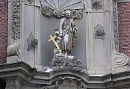 34_41228 Skulptur des Heiligen St. Joseph an der Fassade der katholischen St. Josephs Kirche in der Großen Freiheit auf St. Pauli. Die barocke Kirche wurde 1721 fertig gestellt, im Krieg 1944 fast vollständig zerstört und 1955 wieder aufgebaut.