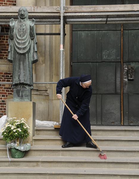 Fotografien aus den Hamburger Stadtteilen: St. Pauli. Katholische St. Josephs Kirche Hamburg St. Pauli / Groe Freiheit. 34_41229 Eingang der St. Josephs Kirche auf Hamburg St. Pauli. Frhmorgens fegt eine Franziskanerschwester die Treppen vor dem Kircheneingang an der Groen Freiheit, eine der zentralen Vergngungsstraen des Hamburger Rotlichtviertels.