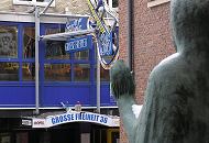 34_41229 Die segnende Christusfigur der katholischen St. Josephs Kirche blickt auf die Groe Freiheit eine der Nebenstraen der Reeperbahn, der zentralen Strae im Hamburger Vergngung- und Rotlichtviertels.