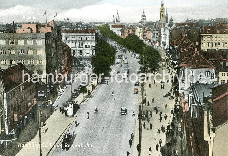 Historische Hamburg Motive; Bezirk Hamburg Mitte, Stadtteil St. Pauli. Luftaufnahme der Reeperbahn - Geschichte Hamburger Vergngungsmeile. 34_41231 Blick ber die Reeperbahn ca. 1920; Kraftfahrzeuge, Pferdewagen und Straenbahnen fahren auf der breiten Strasse. Links weist ein Leuchtschild auf das Hippodrom hin, im Hintergrund die Kirchtrme  der Hansestadt und der Turm der Vergngungssttte "Trichter". 