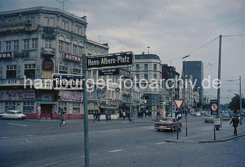 Bilder von der Geschichte der Hansestadt - Bezirk Hamburg Mitte, Stadtteil St. Pauli. Blick ber die Reeperbahn, Straenschild Hans-Albers-Platz, Heckflossen-Mercedes; ca. 1962. 35_41232 Strassenschilder von der Reeperbahn und dem Hans-Albers-Platz; auf der Strasse fahren Heckflossenmodelle von Mercedes. An der Fassade des Eckhauses an der Strae Hamburger Berg wird Werbung fr das St. Pauli-Bier Astra gemacht.