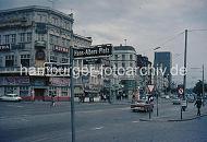 35_41232 Strassenschilder von der Reeperbahn und dem Hans-Albers-Platz; auf der Strasse fahren Heckflossenmodelle von Mercedes. An der Fassade des Eckhauses an der Strae Hamburger Berg wird Werbung fr das St. Pauli-Bier Astra gemacht.