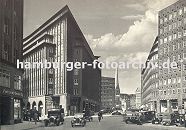 33_47929 historisches Bild vom Hamburger Chilehaus ca. 1932. Autos stehen auf dem Parkplatz, ein LKW mit Plane hat am Strassenrand geparkt. Auf der linken Bildseite wartet ein beladenes Pferdefuhrwerk - in der Bildmitte ist die St. Petrikirche zu erkennen, davor eine Litfasule mit Werbung.  www.hamburg-fotos.biz