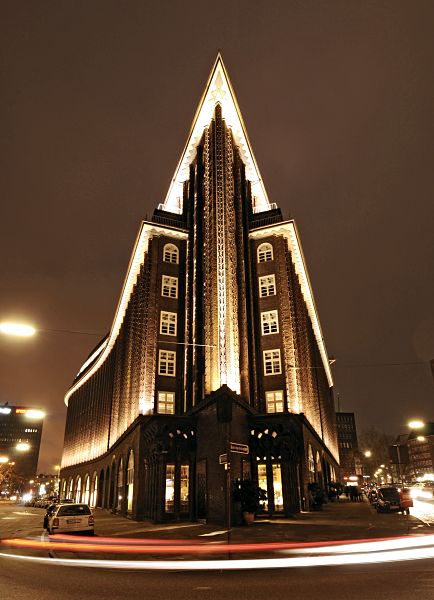 Hamburg bei Nacht - Foto vom Chilehaus 33_47930 Bild vom Hamburger Chilehaus in der Nacht - die sehenswrdige Hamburger Architektur wird nachts beleuchtet.  www.hamburg-bilder.org