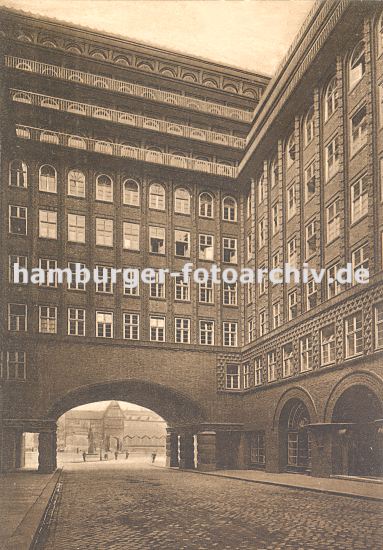 Bilder der Hamburger Architektur Geschichte  33_47931 BiBlick durch die Fischerstwiete und dem Innenhof des Chilehauses Richtung Wandrahmsbrcke. www.hamburger-fotoarchiv.de