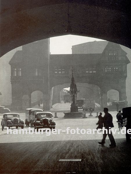 Alte Hamburger Motive - Geschichte der Hansestadt 33_47933 Blick durch den Innenhof ( Fischertwiete ) vom Chilehaus Richtung Wandrahmsbrcke, die ber den Zollkanal fhrt ca. 1939. In der Bildmitte steht auf dem Messberg der Vierlnder Brunnen, der spter auf dem Hopfenmarkt einen neuen Platz gefunden hat. www.hamburg-fotos.biz