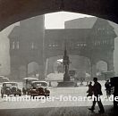 33_47933 Blick durch den Innenhof ( Fischertwiete ) vom Chilehaus Richtung Wandrahmsbrcke, die ber den Zollkanal fhrt ca. 1939. In der Bildmitte steht auf dem Messberg der Vierlnder Brunnen, der spter auf dem Hopfenmarkt einen neuen Platz gefunden hat. www.hamburg-fotos.biz