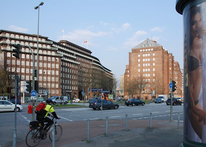 Hamburgbilder der Sehenswrdigkeiten, Kontorhausviertel Messberghof - Chilehaus  33_47934 Blick ber die Willy-Brandt-Strasse zum Hamburger Kontorhausviertel; links das Chilehaus und rechts der Messberghof. www.hamburg-bilder.org