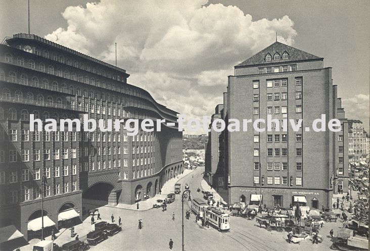 Architekturfotos aus dem alten Hamburg - Kontorhausviertel Messberghof - Chilehaus33_47935 Blick auf das Chilehaus und rechts den Messberghof ca. 1930; eine Strassenbahn kommt aus der Strasse Pumpen und steht an der Haltestelle Messberg. Am unteren rechten Bildrand der Vierlnder Brunnen sowie Pferde und Wagen, die den Gemsemarkt am Deichtorplatz beliefert haben.  www.hamburg-bilder.org