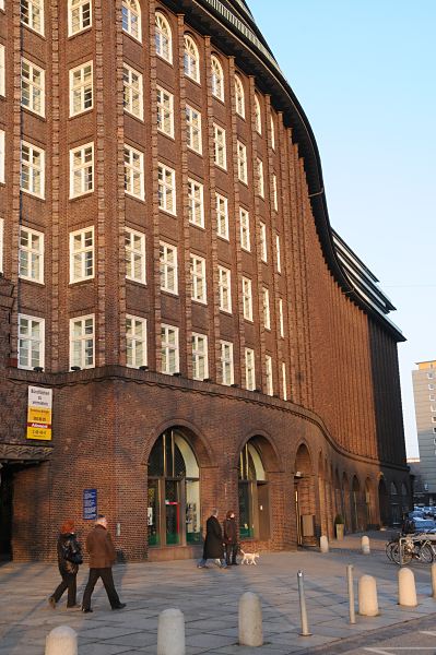 Bilder Backsteinarchitektur Kontorhaus Hamburg  33_47936 Das Abendlicht lsst das expressionistische Backsteingebude des Kontorhauses leuchten. Das Chilehaus als Teil des Hamburger Kontorhausviertels wurde von 1922 - 1924 errichtet - den Entwurf lieferte der Architekt war  Fritz Hger.  www.hamburg-bilder.org