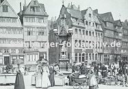 33_47937 Marktgeschehen auf dem Messberg; Frauen mit Sonnenschirm und Kinderwagen, Buerinnen am Marktstand oder hinter Weidenkrben. In der Bildmitte der Vierlnder Brunnen, dahinter die Fischerswtiete und die historische Bebauung der Hamburger Altstadt, die nun u.a. zum Areal des jetzigen Chilehauses gehrt. www.hamburger-fotoarchiv.de