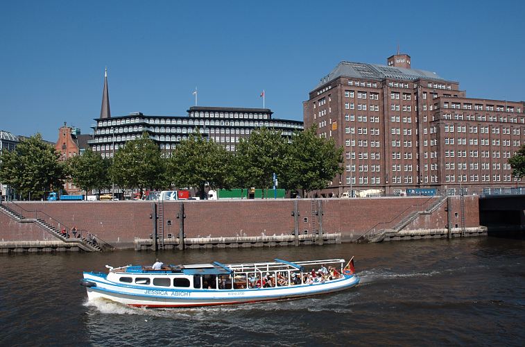 Bilder der Hamburger Sehenswrdigkeiten -  Architekturfotos Chilehaus, Messberghof.  33_47938 Blick ber den Zollkanal Richtung Messberg. Auf dem Kanal fhrt eine Barkasse der Hamburger Hafenrundfahrt mit Touristen an Bord. In der Bildmitte das Chilehaus, dahinter der Kirchturm der St. Jacobikirche; rechts das ehemalige Ballinhaus, jetzige Messberghof - am rechten Bildrand ist das Gelnder vom Wandrahmsteg zu erkennen. www.fotos-hamburg.de